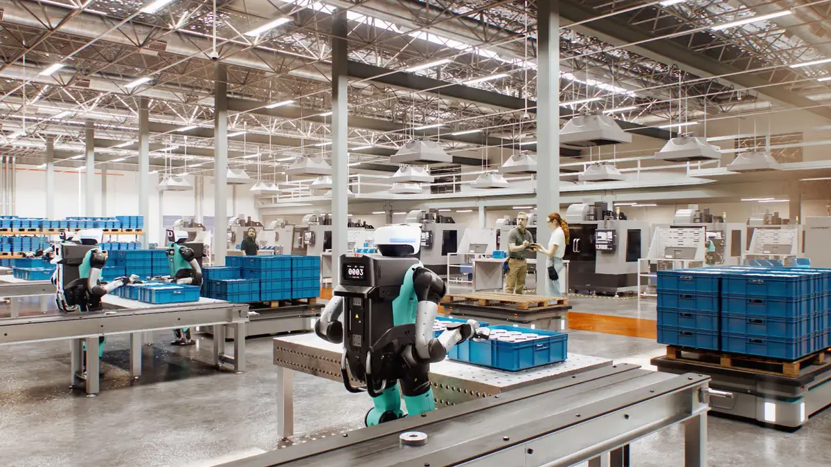 Robots humanoides Agility Digit trabajando junto a operarios humanos en una línea de producción