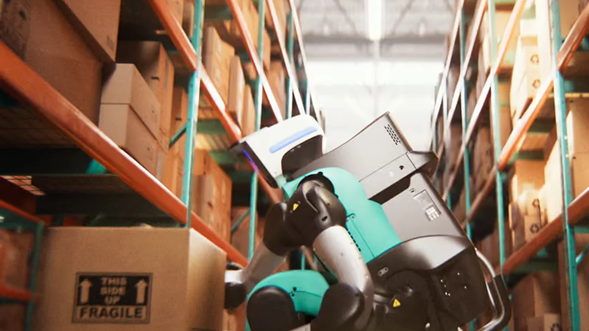 Agility Digit manipulando un paquete en un almacén logístico