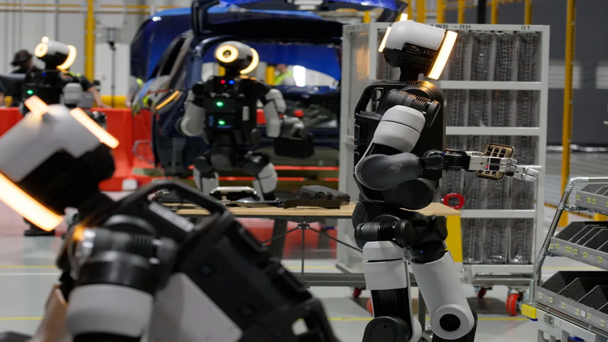 Múltiples robots Atlas de Boston Dynamics entrenando dentro de la nueva instalación RMAC en Hyundai