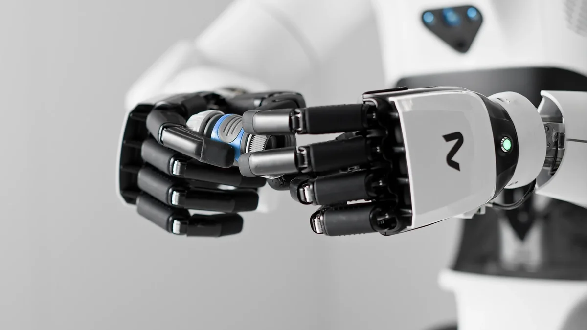 Manos diestras del robot NEURA 4NE1 realizando ensamblaje táctil de precisión con Neuron AI